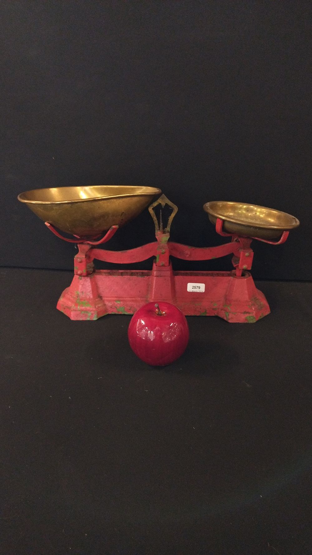 Lot 241: Vintage kitchen scales with weighing plate and dish