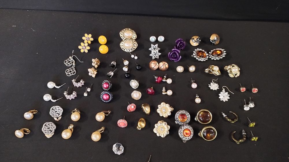 Lot 244: Jewellery box containing items of costume jewellery