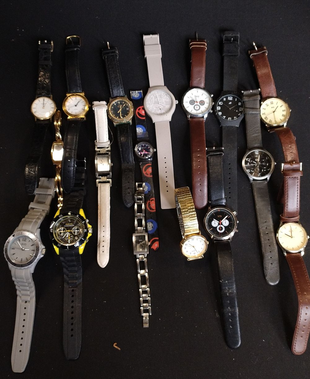 Lot 252: Selection of mens, ladies and childrens watches