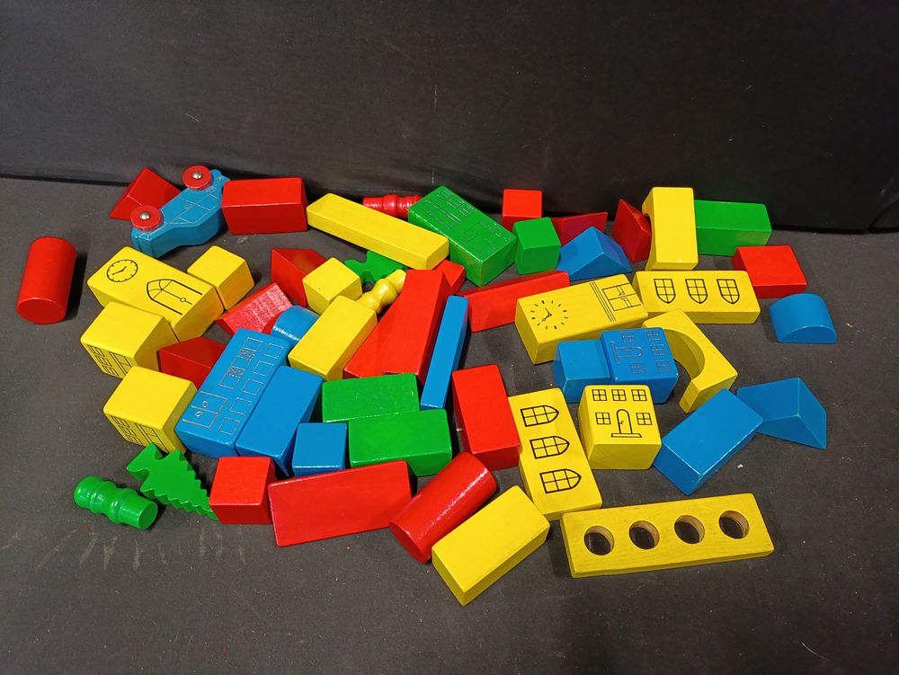 Lot 256: Wooden building blocks toy set