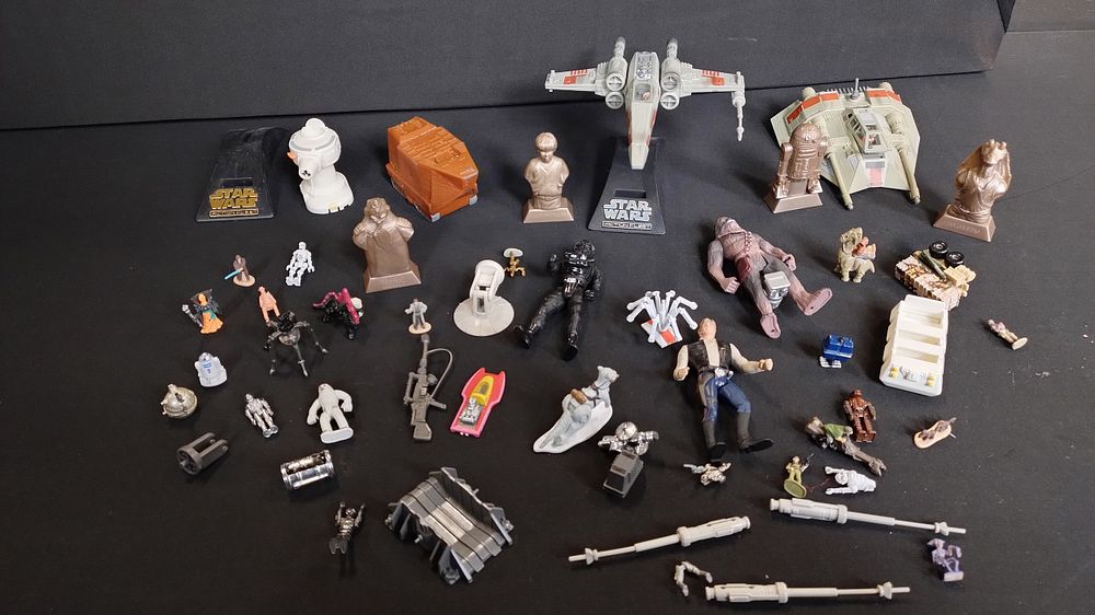 Lot 273: Collection of Star wars figures and vehicles