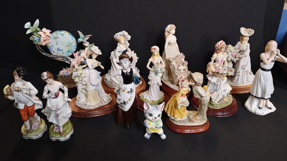 Lot 282: Collection of Leonardo figures and others