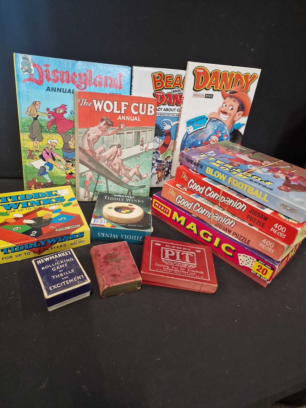 Lot 286: A selection of vintage games, jigsaws, books and...