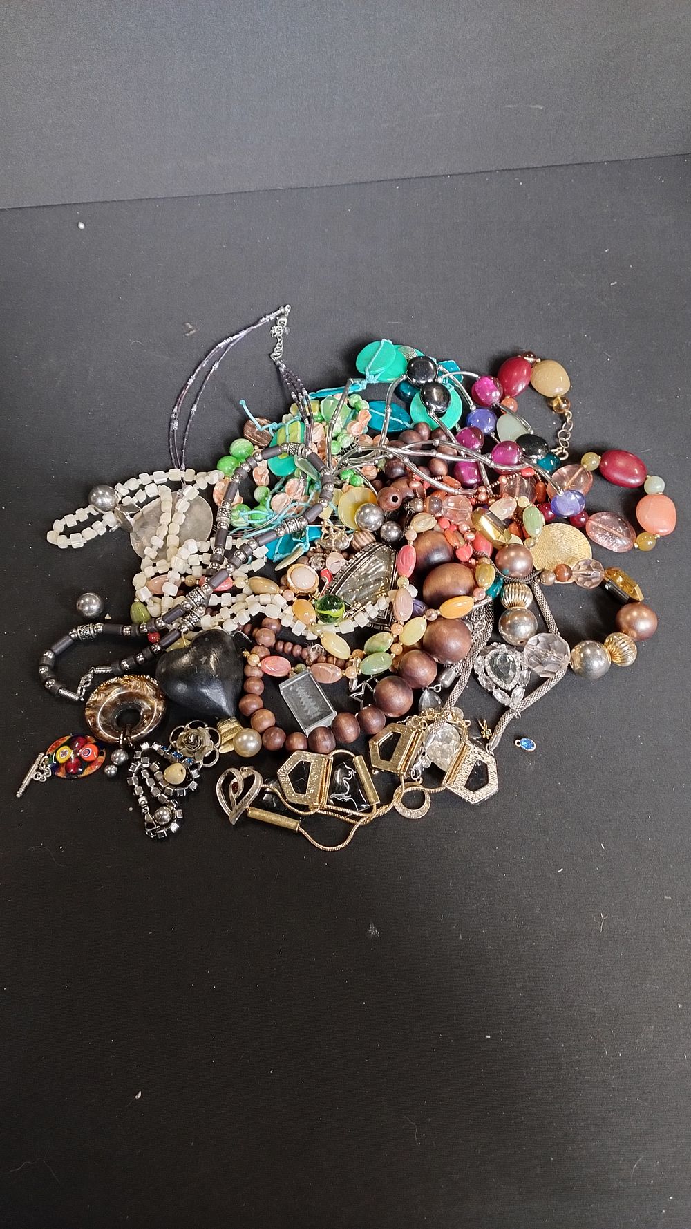 Lot 290: Bag of mixed costume jewellery including beaded necklace...
