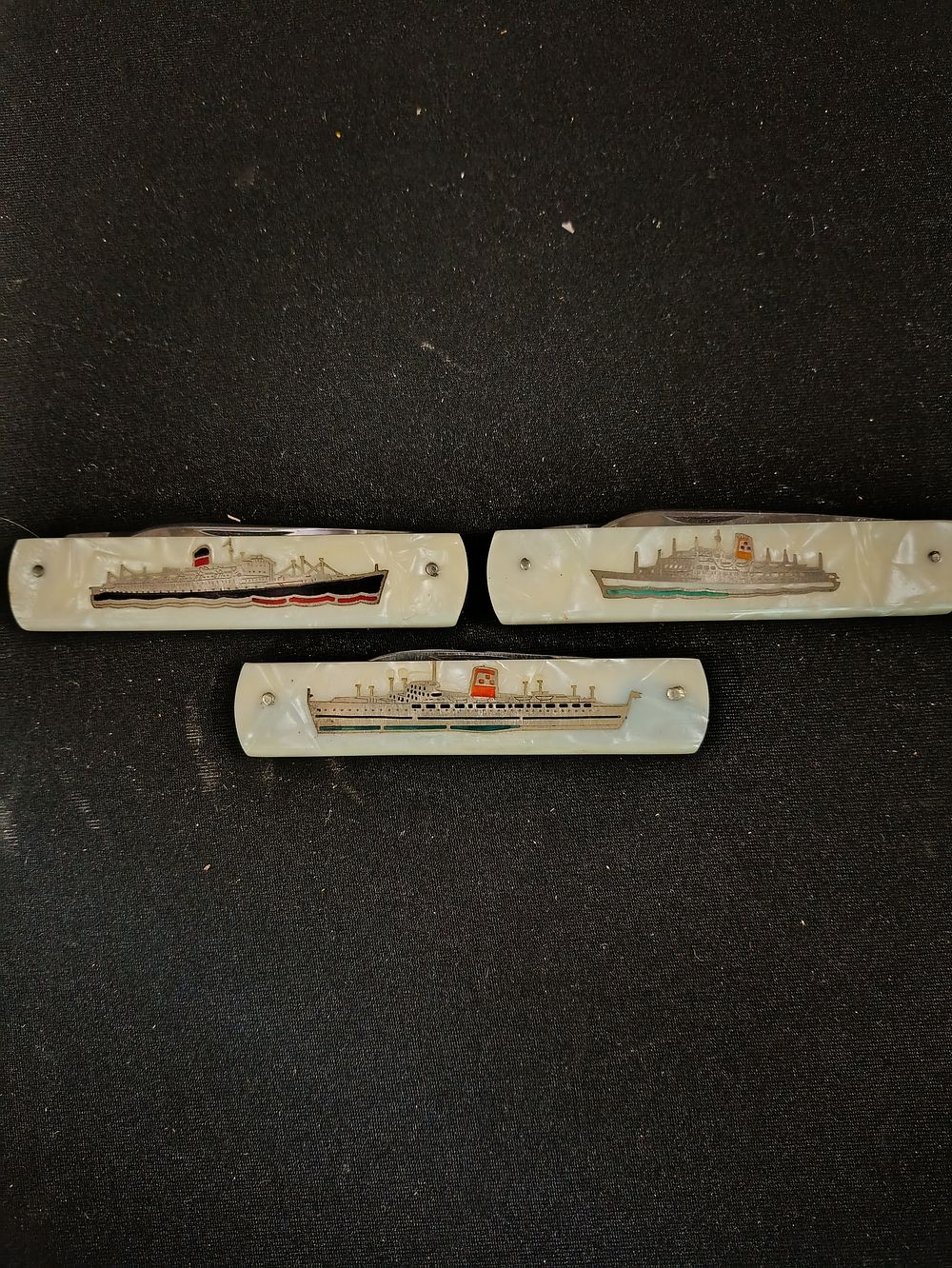 Lot 317: 3 collectable pocket knives with Mother of pearl...