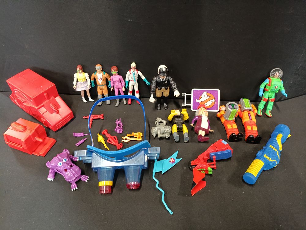 Lot 318: Collection of vintage Ghostbusters toys and accessories