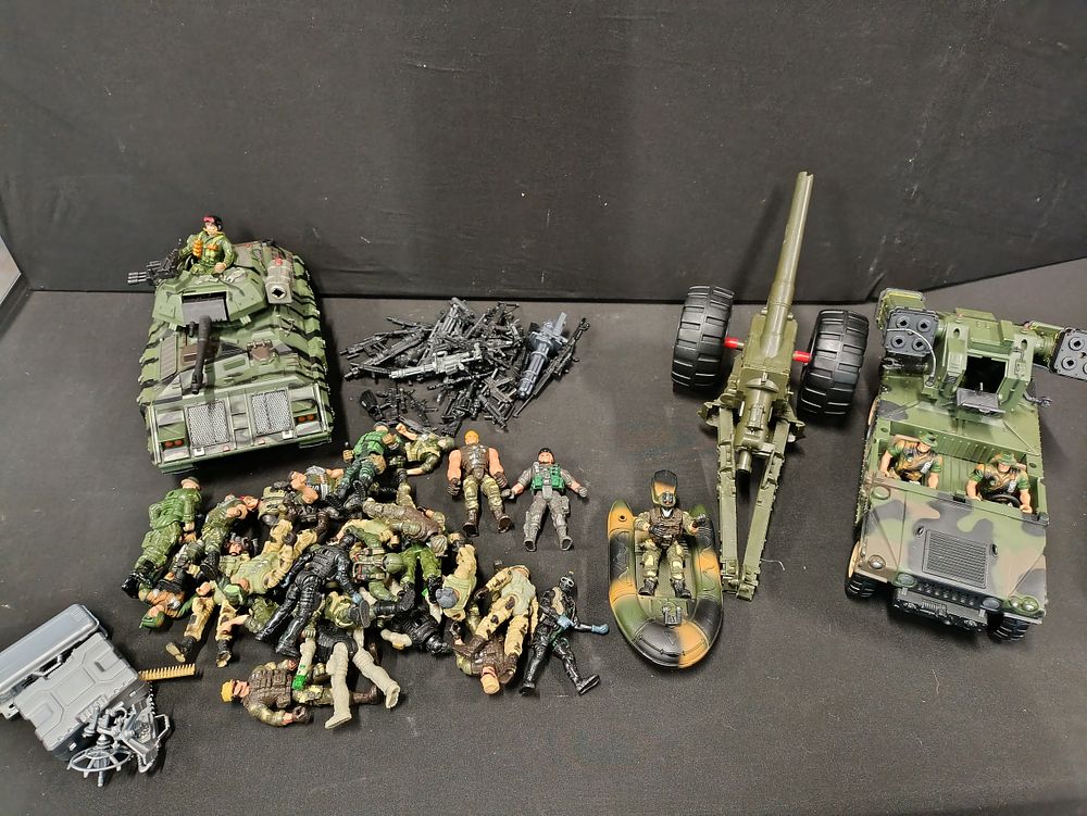 Lot 331: Large collection of military action figures and accessories