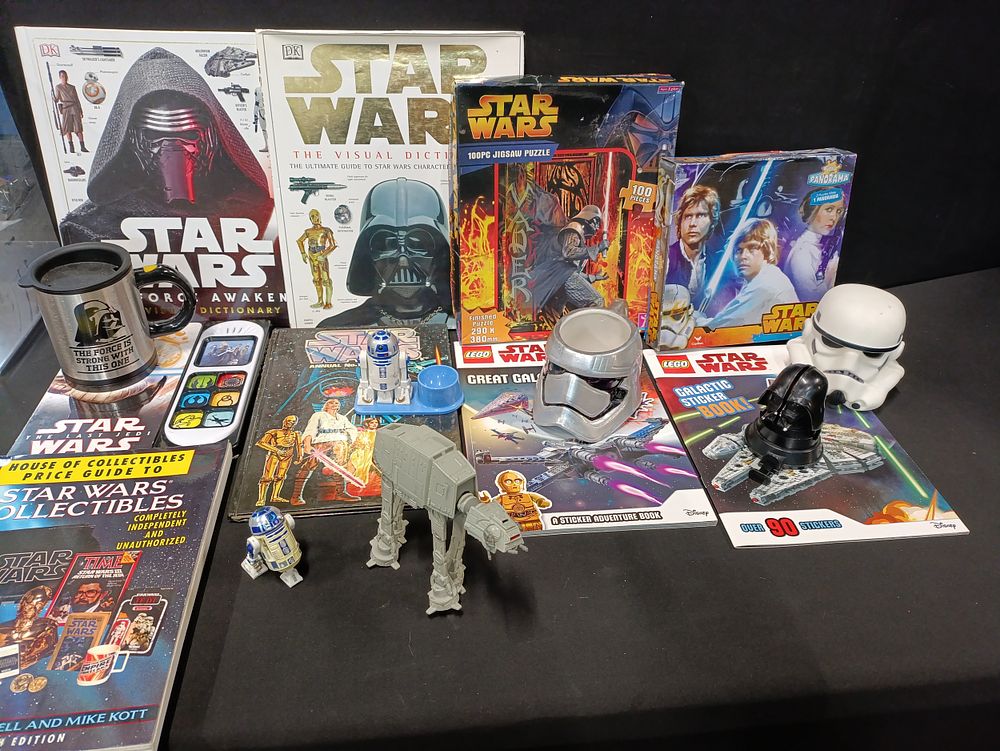 Lot 332: Collection of Star Wars items including books, jigsaw...