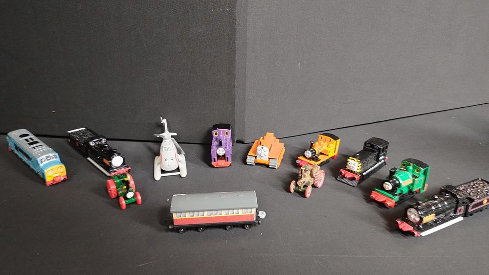 Lot 359: Eleven 1990's Thomas the tank engine trains various...