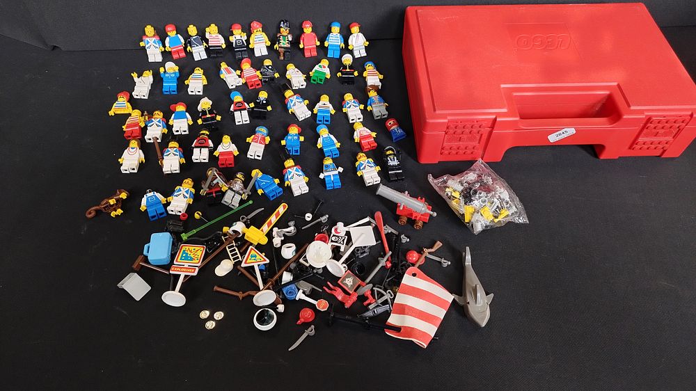 Lot 366: Collection of vintage and modern Lego figures and...