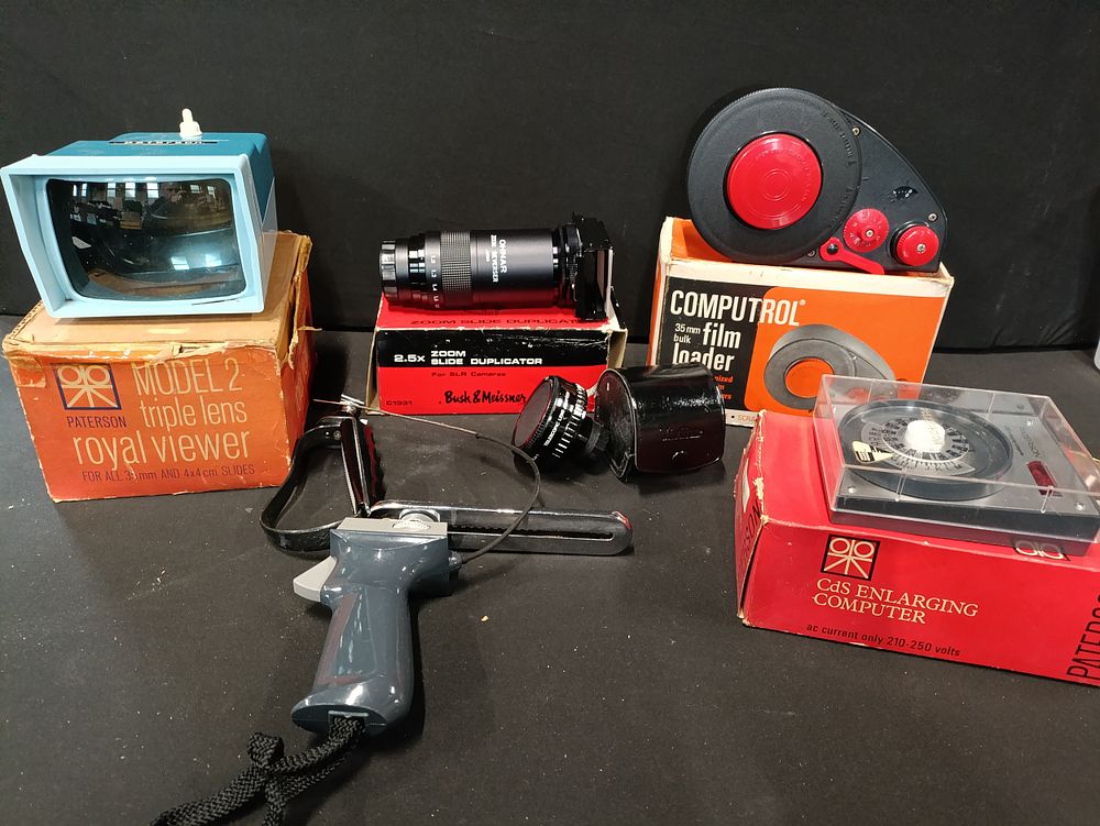 Lot 372: Selection of vintage photography items including a zoom...