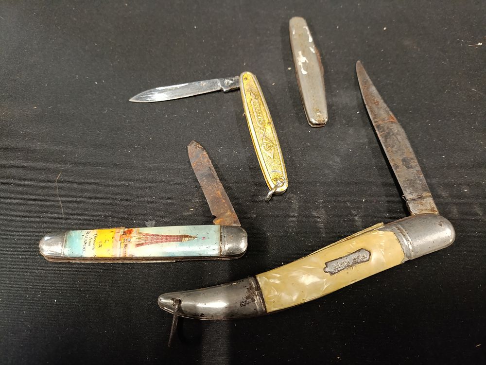 Lot 373: 4 vintage pocket knives