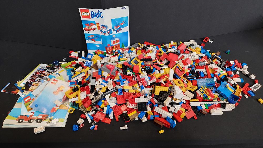 Lot 369: Large quantity of vintage and modern Lego