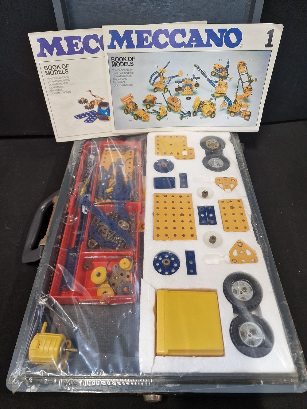 Lot 380: A vibtage 1978 set of MECCANO with manuals...