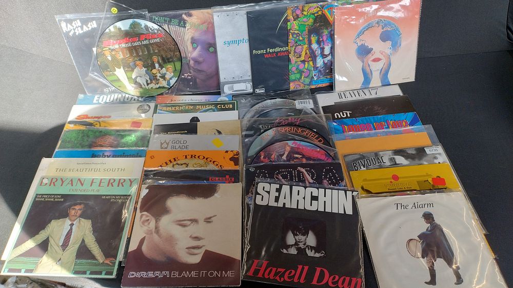 Lot 392: Selection of vintage vinyl singles, various artists and...