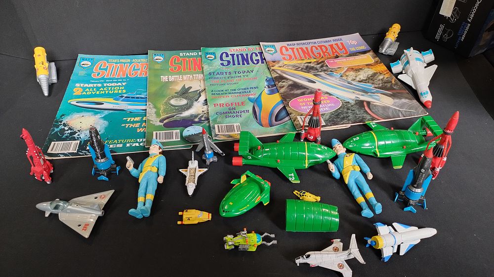 Lot 402: Selection of vintage thunderbird and captain Scarlet toys...