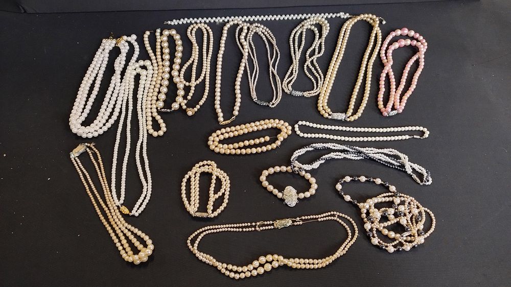 Lot 407: Mixed bag of pearls and faux pearls