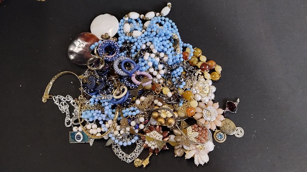 Lot 412: Bag of mixed costume jewellery sets of beaded...