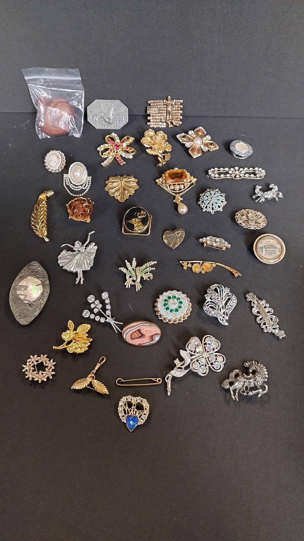Lot 415: Selection of costume brooches including faux pearls, diamantes,...