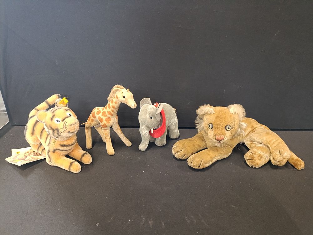 Lot 418: 4 vintage Steiff - Disney's Tigger, small mohair...