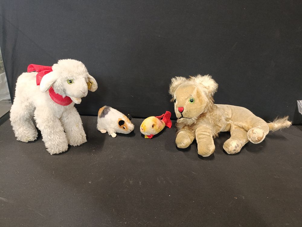 Lot 423: 3 vintage Steiff - Cosy Lamb, Swinny the...