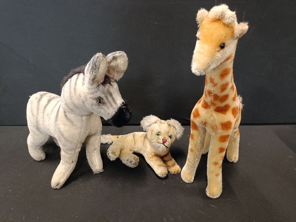 Lot 424: Vintage Steiff tiger cub, Giraffe plush (possible Steiff)...
