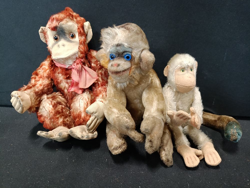 Lot 426: Three vintage Steiff monkeys including Mungo the rare...