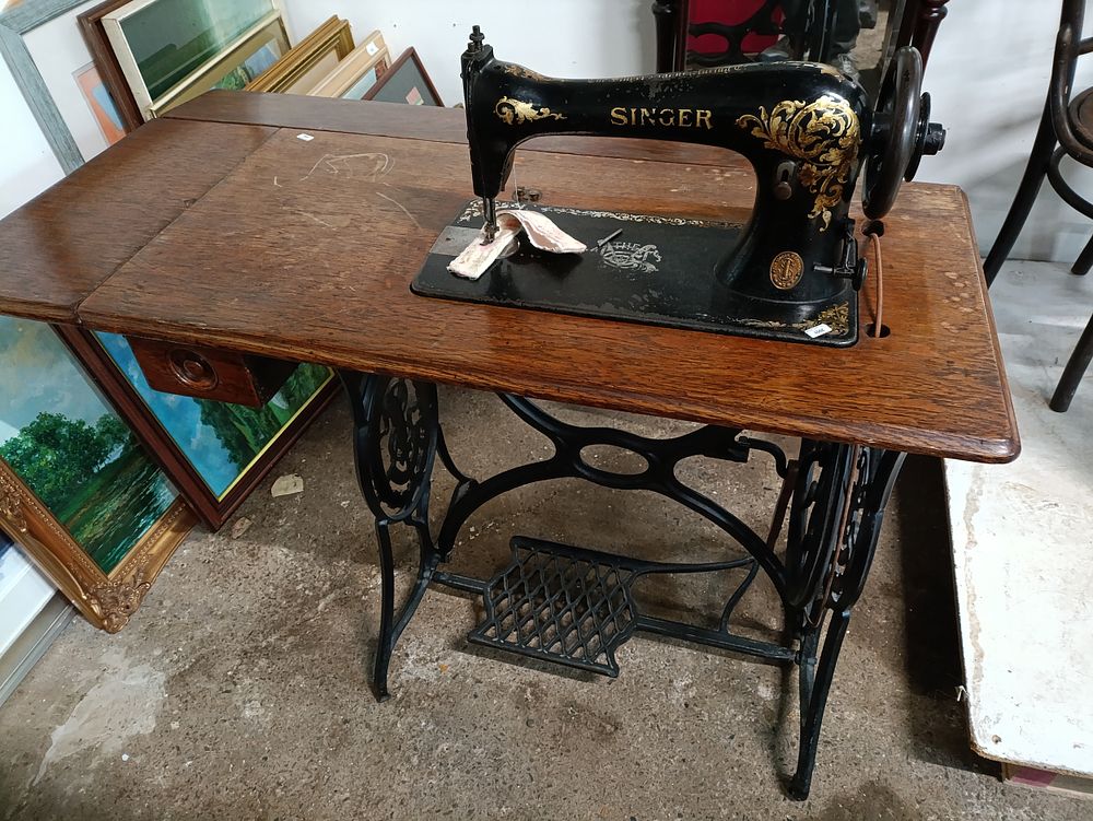 Lot 440: Vintage Singer sewing machine with table and case....