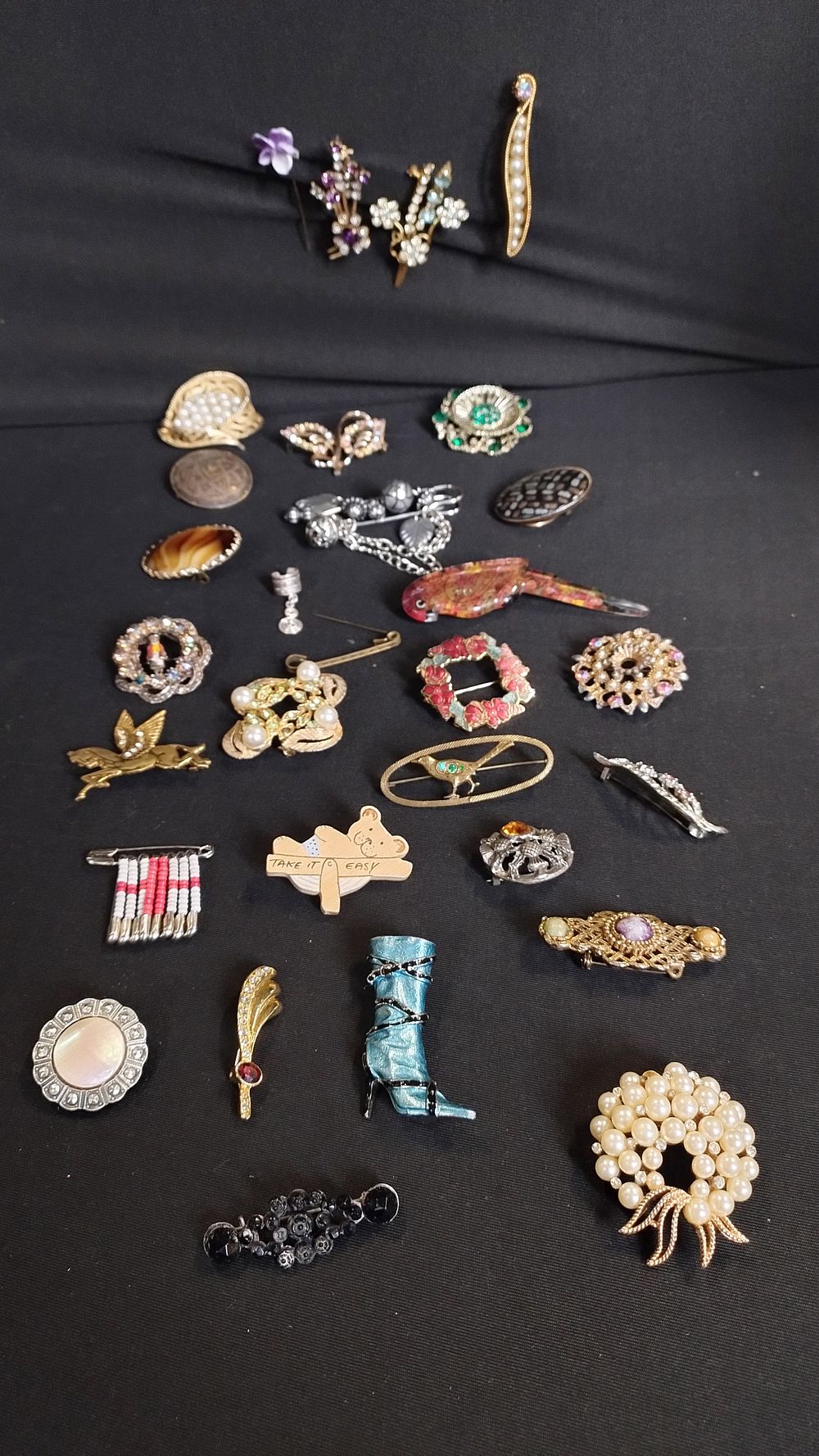 Lot 447: Selection of vintage and modern brooches including coloured...