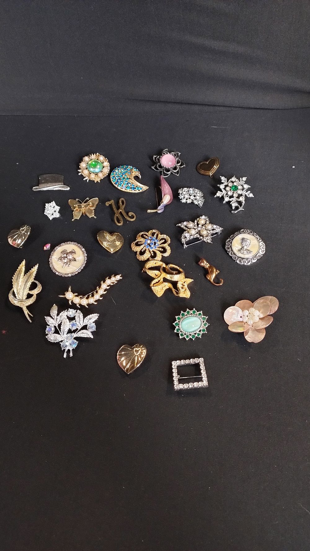 Lot 449: Selection of vintage costume jewellery brooches including coloured...
