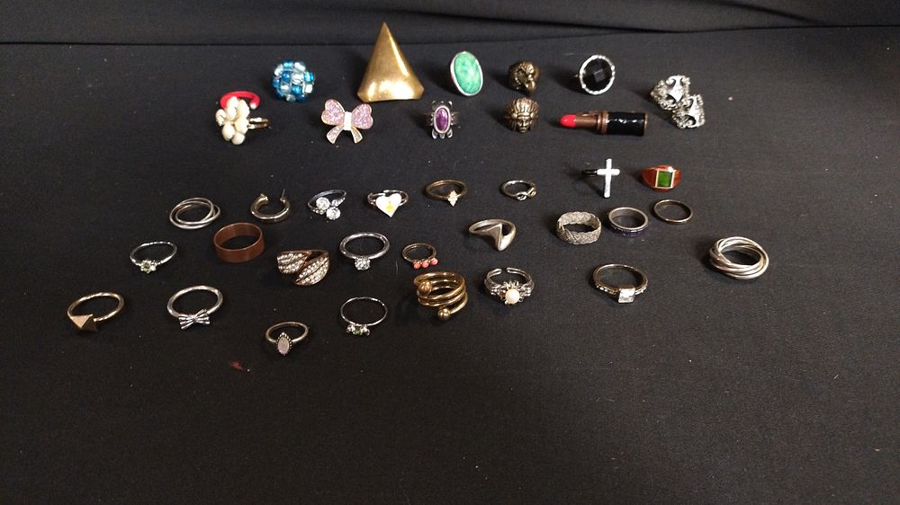 Lot 450: Selection of vintage and modern costume jewellery rings...