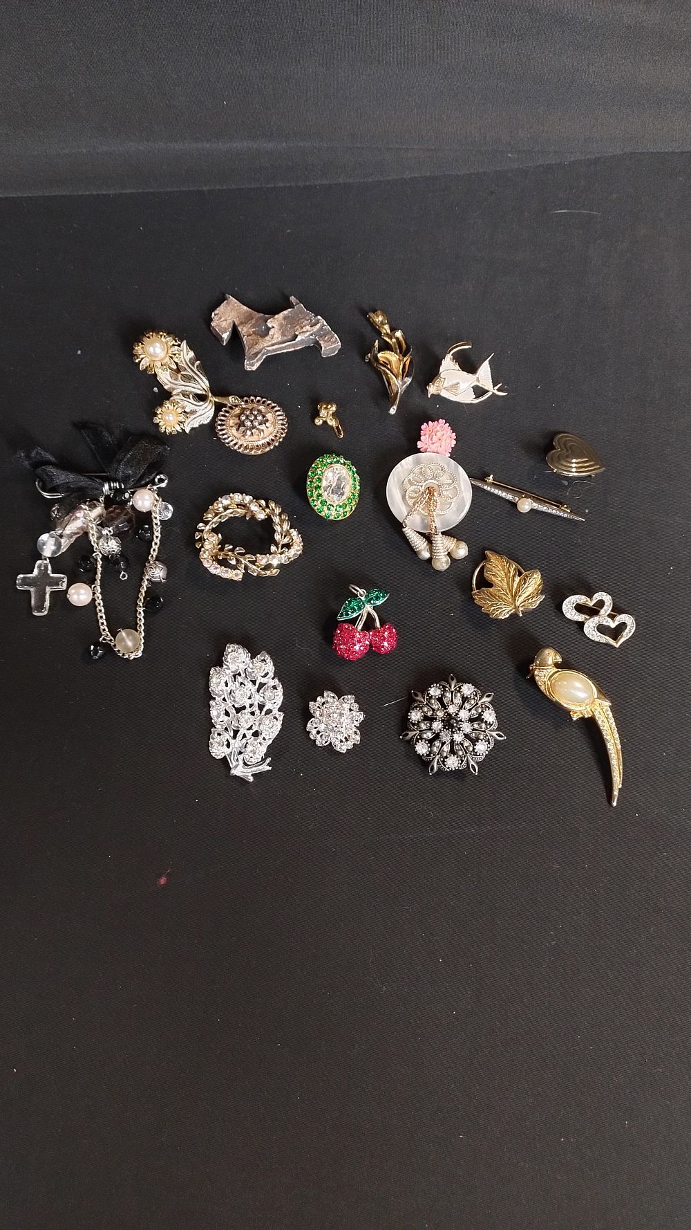 Lot 451: Selection of vintage costume brooches