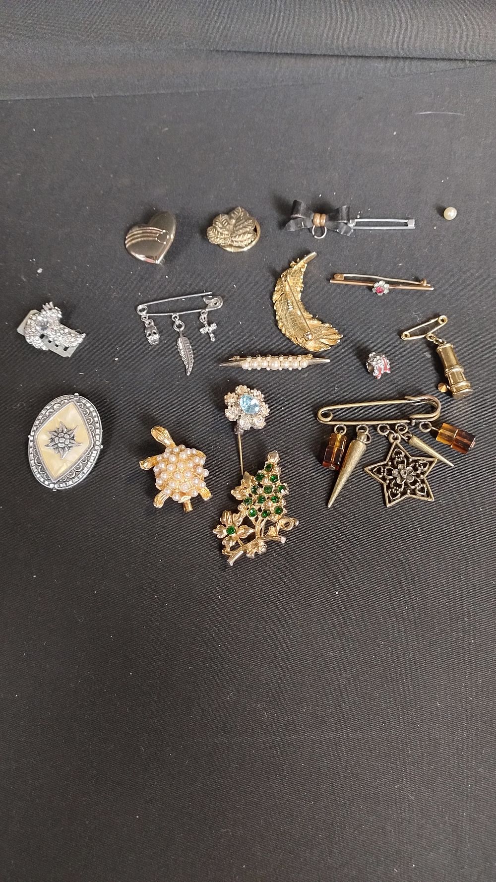 Lot 453: Selection of vintage and modern costume brooches with...