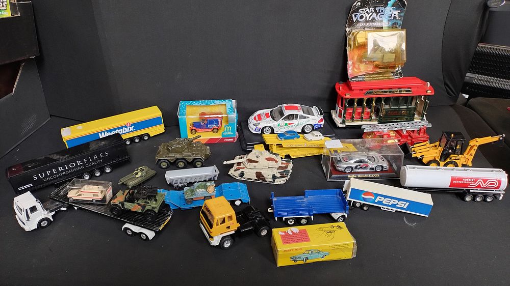 Lot 455: Dinky Coupé Borgward sealed, Corgi Manchester 2002 common...