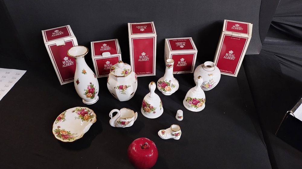 Lot 463: Royal Albert Old Country Rose fine bone china,...