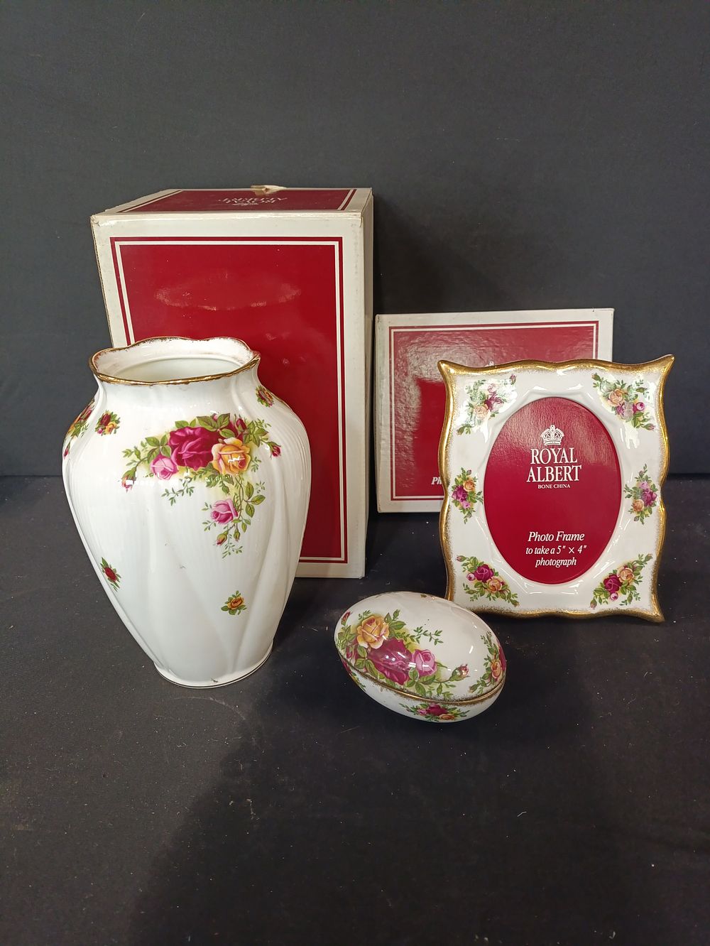 Lot 468: Vintage Royal Albert Old Country Roses Vase, Photo...