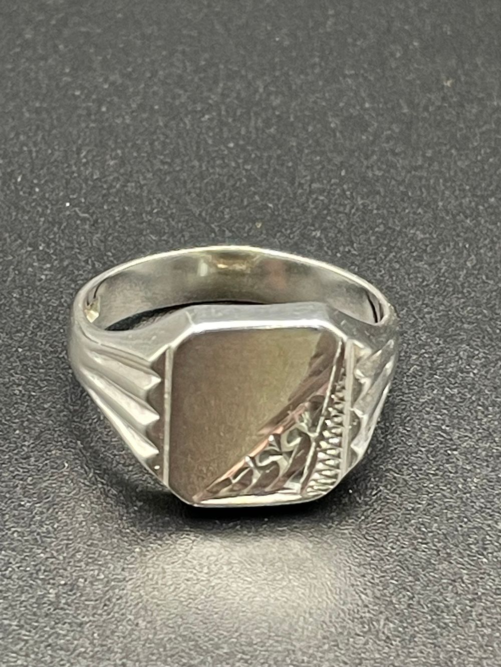 Lot 472: Stirling silver mens signate ring fully hallmarked size...