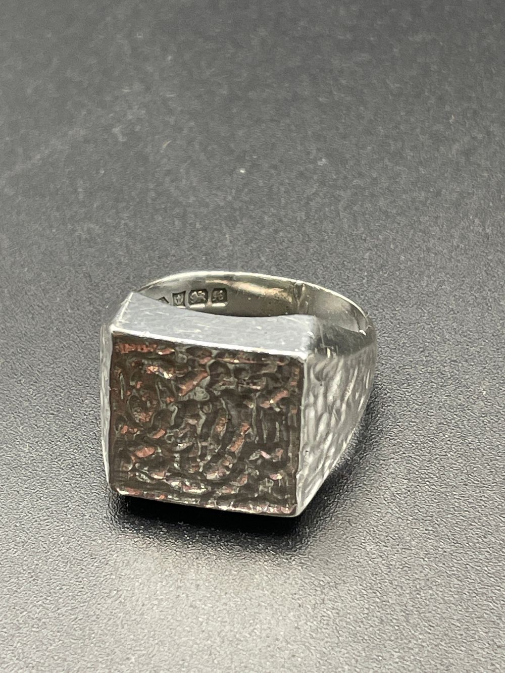 Lot 473: Mens Stirling silver fully hallmarked ring size (u)...
