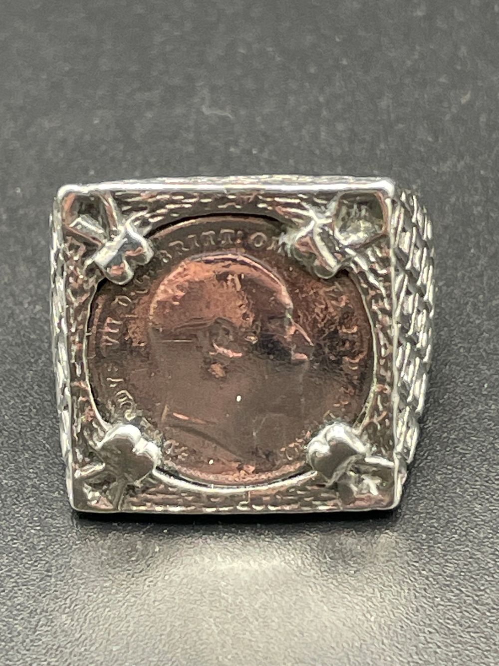 Lot 475: 1908 silver 3pence set in a men’s Stirling...