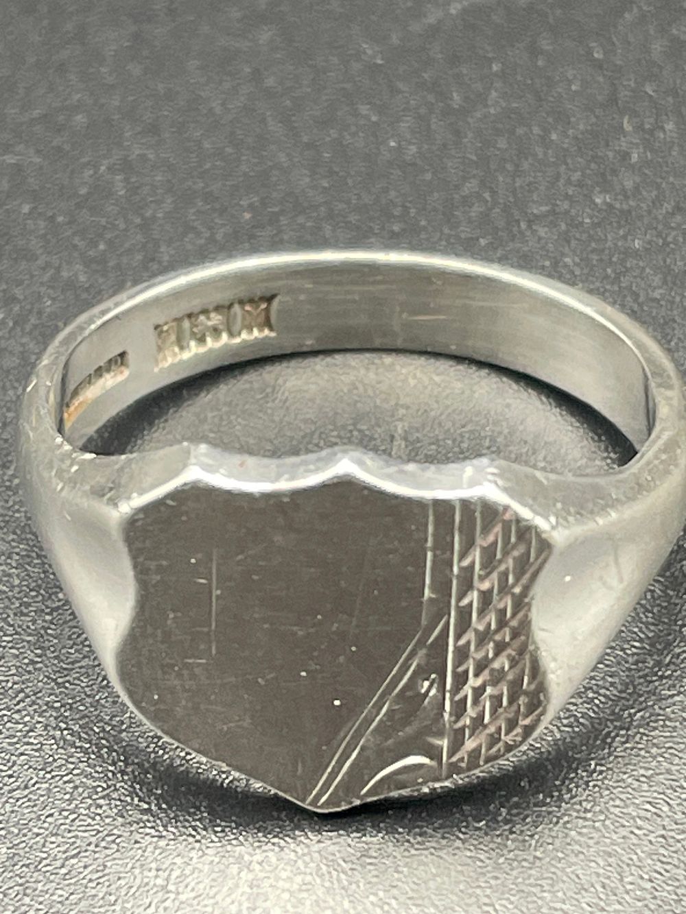 Lot 476: Mens fully hallmarked Stirling silver shield ring. Size...