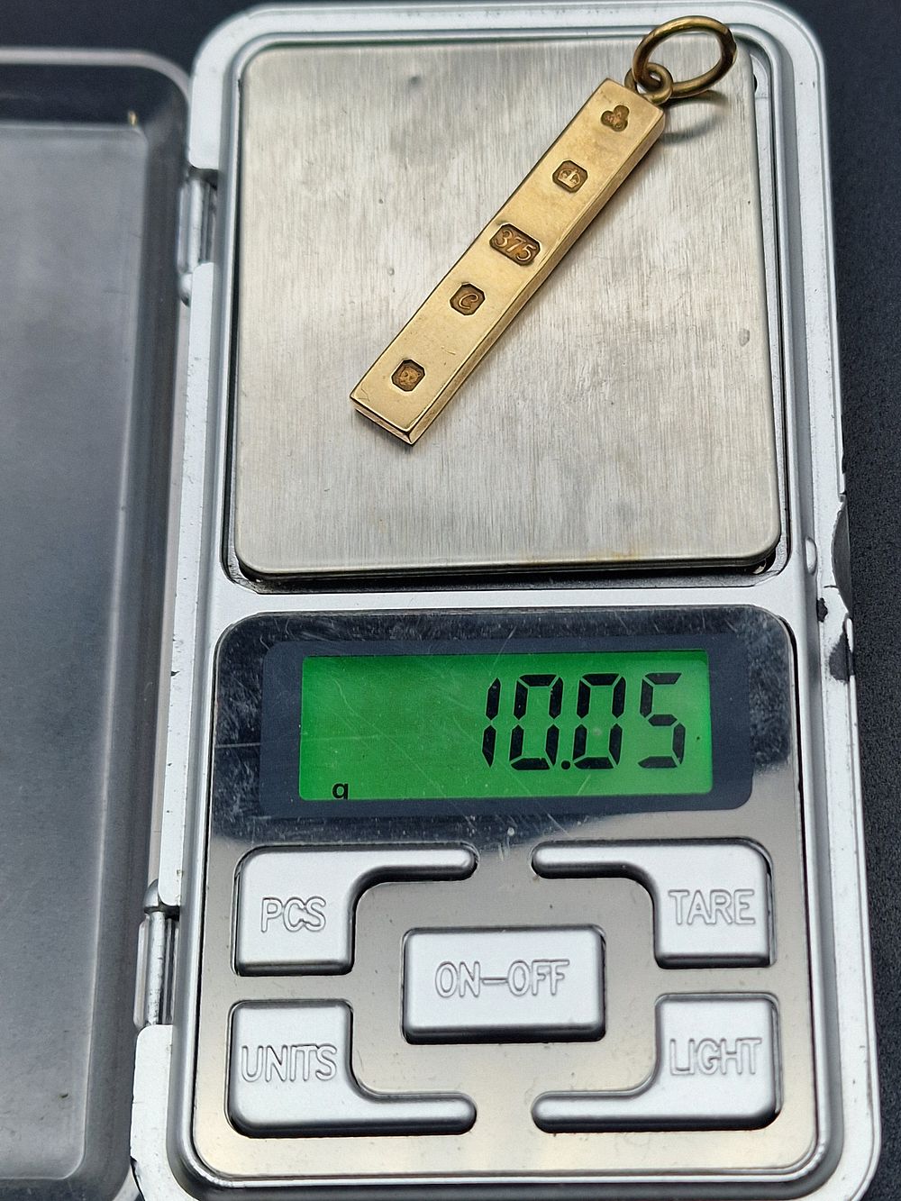 Lot 482: 9ct gold ingot. Weight approximately 10.05g
