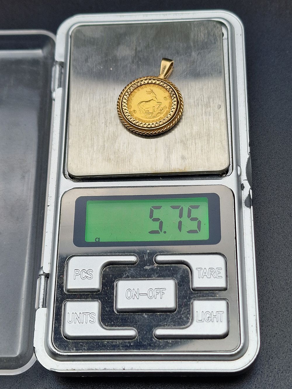 Lot 484: 1/10th Krugerrand 22ct gold set in necklace setting...