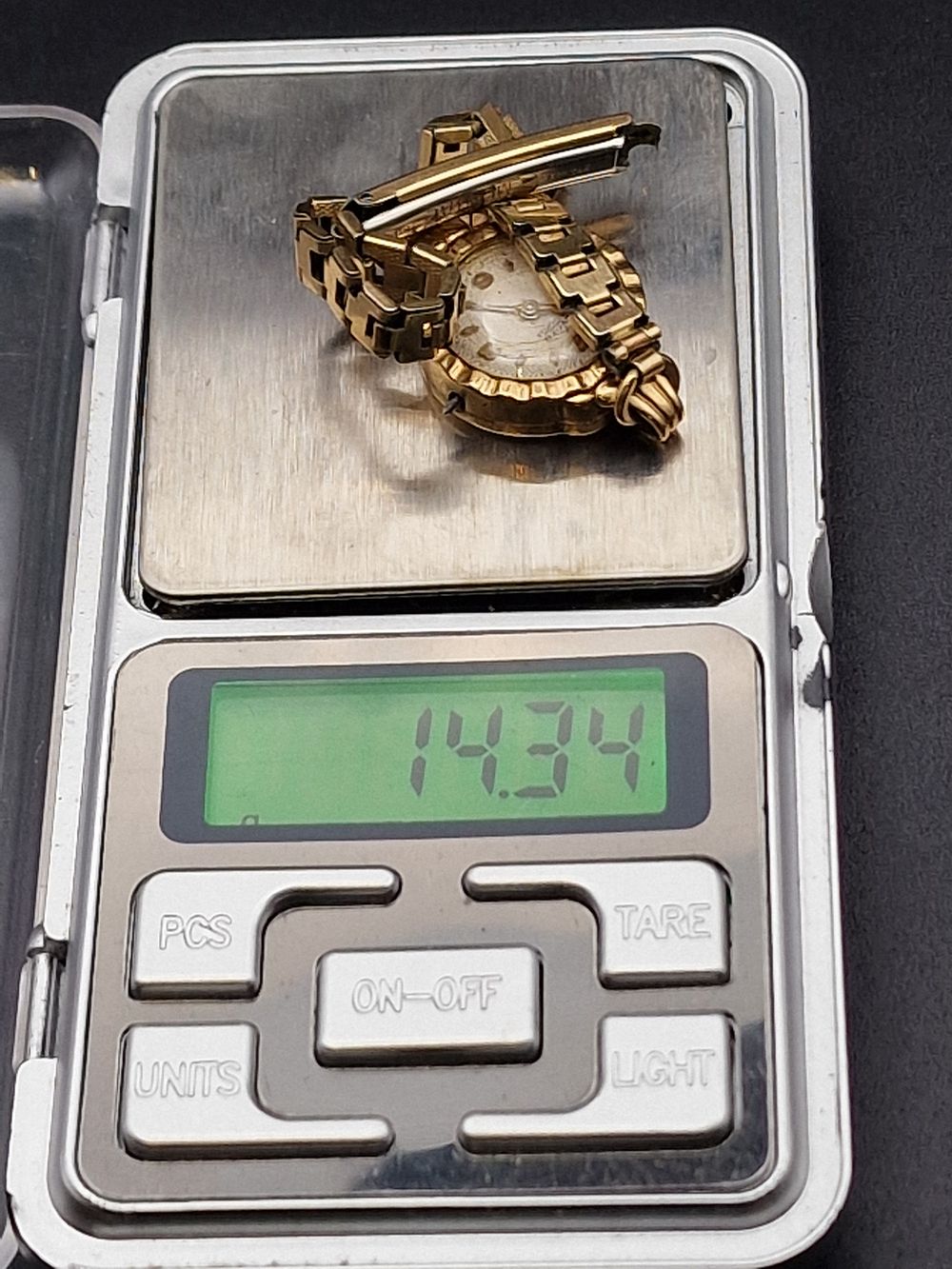 Lot 485: A ladies cocktail Avia watch. 15 jewel. Weight...