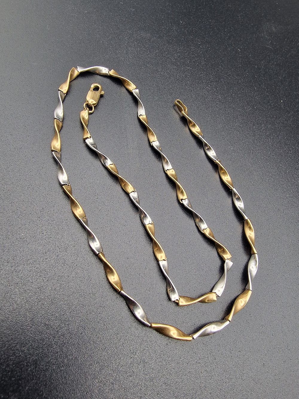 Lot 489: An unusual ladies necklace. White and yellow 9ct...