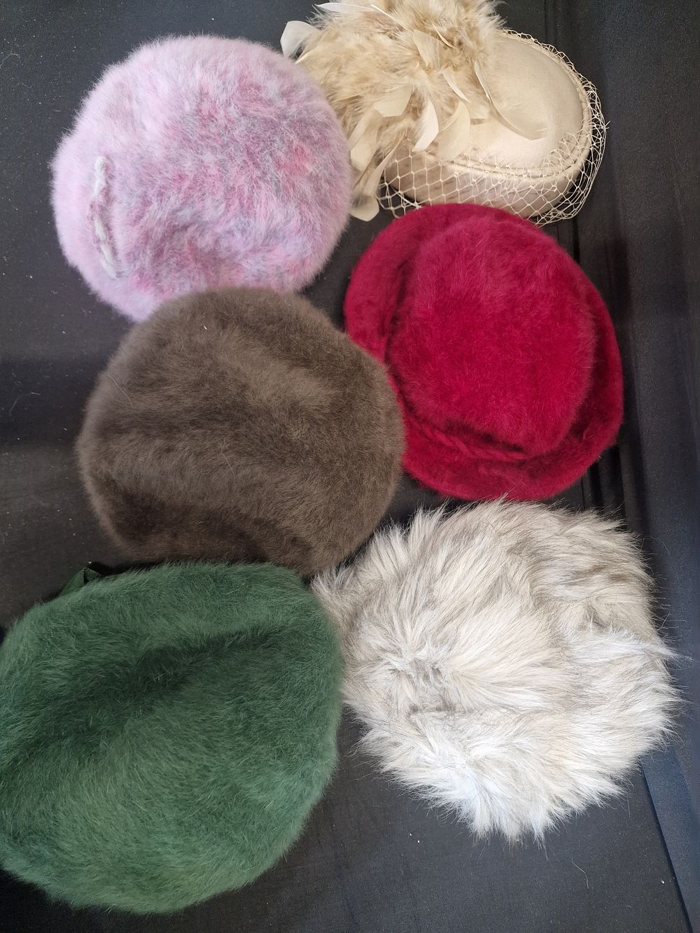 Lot 69: A selection of ladies vintage hats. Various sizes...