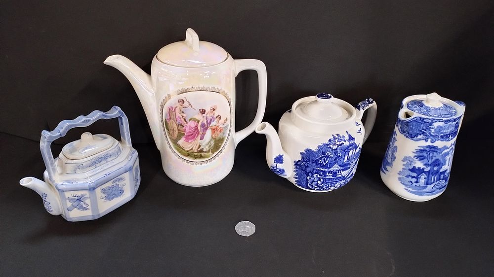 Lot 98: 4 teapots, Antique George Jones & Sons 'Abbey...