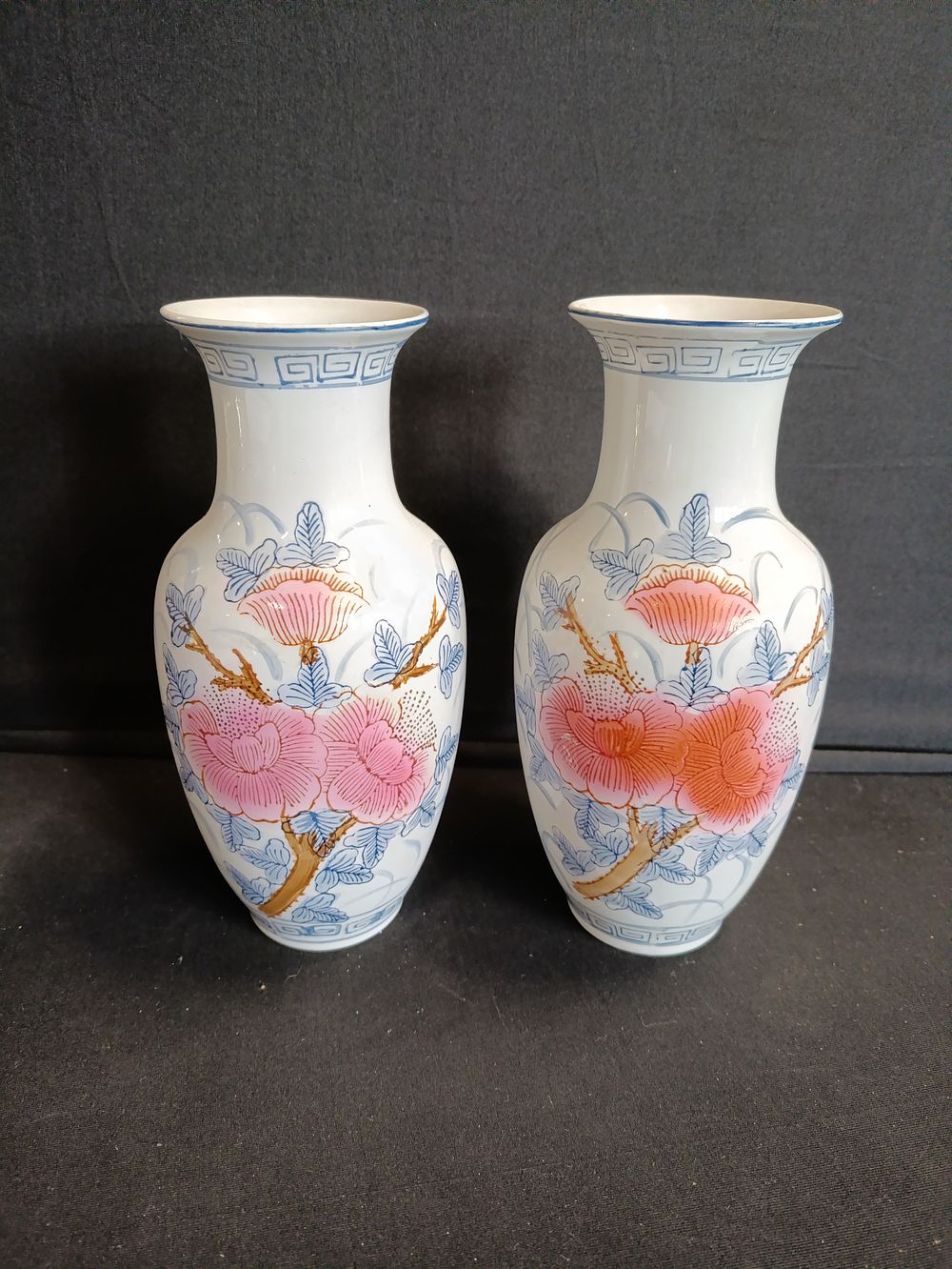 Lot 133: Pair of oriental floral vases approx. 21cm tall