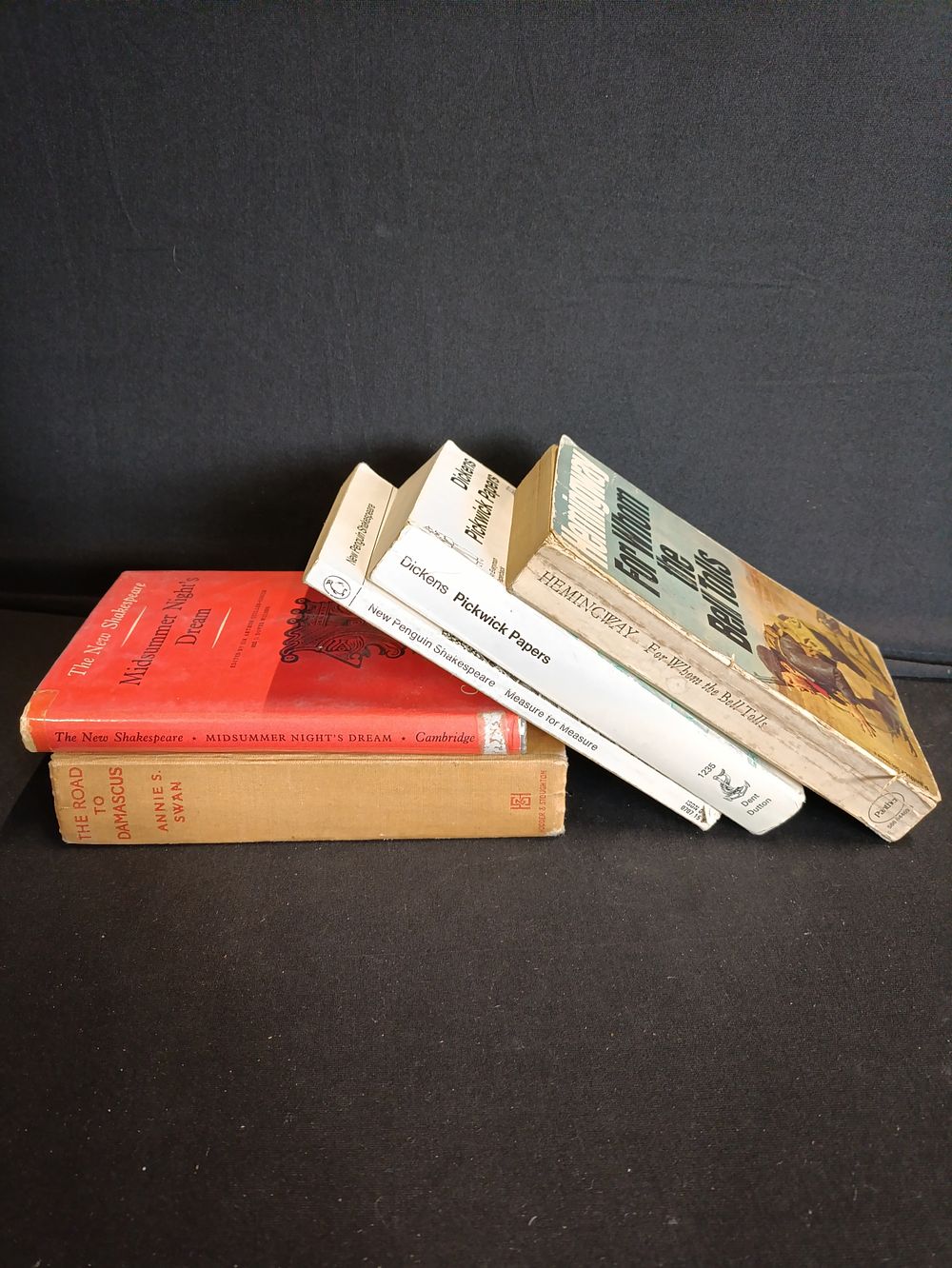 Lot 135: 5 vintage books including Shakespeare, Dickens and Hemmingway