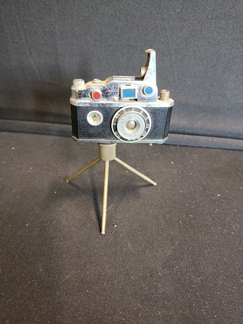 Lot 138: Vintage Japanese K.K.W. Camera table Lighter on tripod