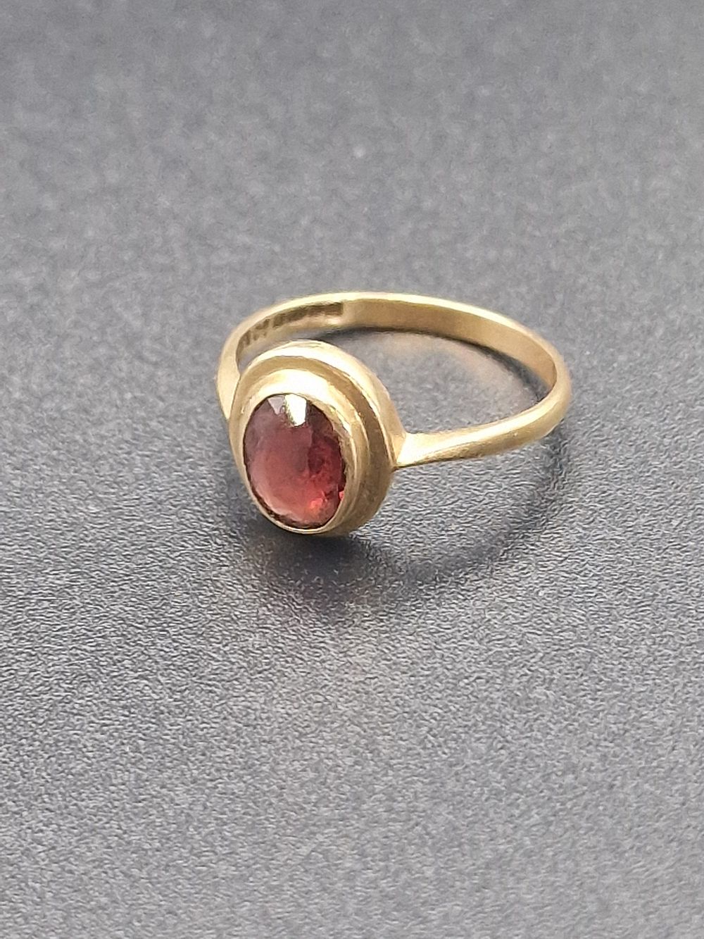 Lot 210: 9ct gold ladies ring with red garnet. Hallmarked...